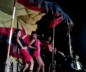 पेटिट बेब दो ब्लू पिक्चर सेक्सी मूवी काले लंड पर लेता है