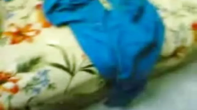 सोफी स्तन दिखाती है फिर गड़बड़ होती है मूवी सेक्सी पिक्चर