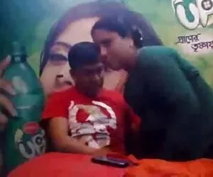 काली लड़की उसके सेक्सी इंग्लिश मूवी पिक्चर गले पर हैम # 2 चला जाता है