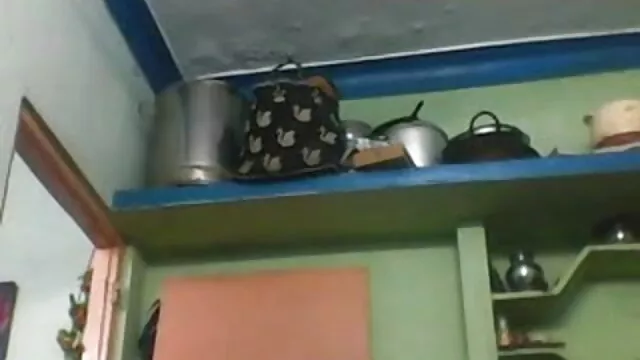 खूबसूरत थाई लड़की बिस्तर सेक्सी मूवी हिंदी पिक्चर पर डिल्डो के साथ खेलती है