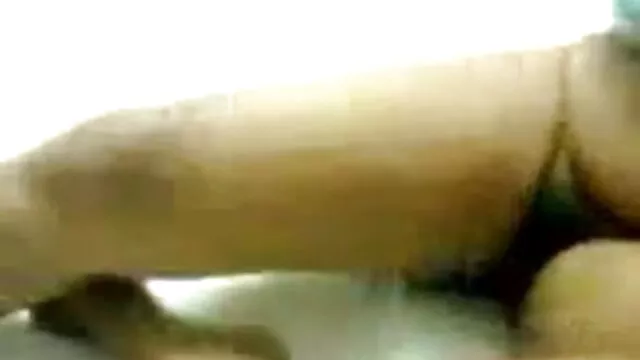 यार्ड में उसके टखनों ब्लू पिक्चर सेक्सी मूवी द्वारा लटका दिया