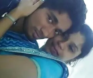 वह चीखता है जैसे ही वह उसे सेक्सी मूवी पिक्चर हिंदी में कठिन और कठिन बकवास करता है