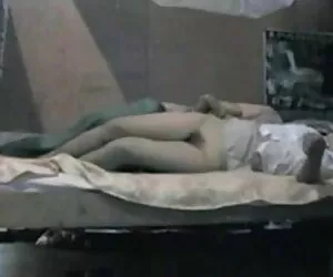 Igrivaya उसकी दूरी बिल्ली के साथ ब्लू मूवी सेक्सी पिक्चर खेलता है