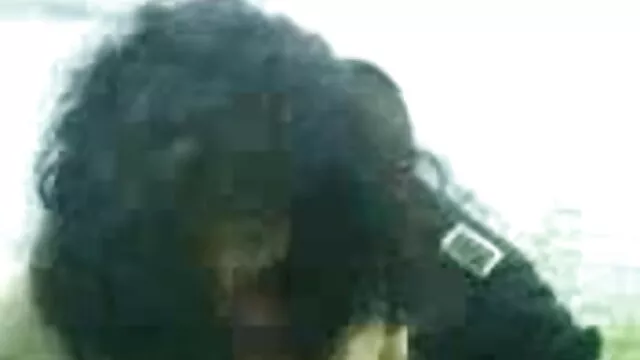 एक चुस्त किशोर उसे अपने बेडरूम के अंदर सेक्सी मूवी पिक्चर सेक्सी मूवी उसके निपल्स दिखाने के लिए अपने ऊपर ले जाता है