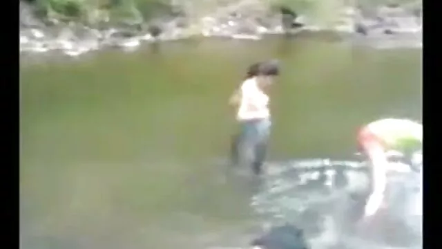 एशियाई लावा लुसी ली एक गांठदार एफएफएम त्रिगुट का आनंद लेती है सेक्सी ब्लू पिक्चर हिंदी मूवी